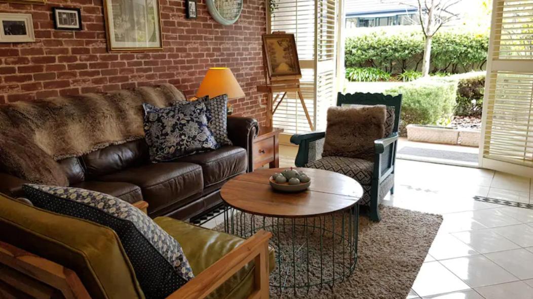 Large Ground Floor Resort Style Apartment With Parking - Melbourne — Photos 3